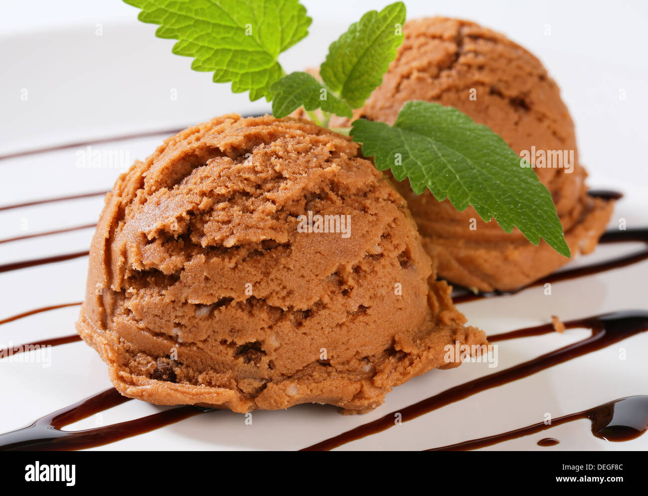 Kugeln braun Eis mit Schokolade Sirup Stockfoto