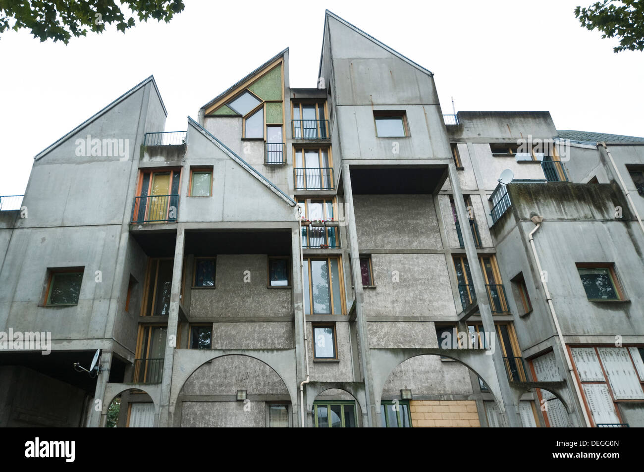 Betonbau, mit einer Stange und geometrische Architektur auf den Parisien Vororten, Seine Saint-Denis, Frankreich. Stockfoto