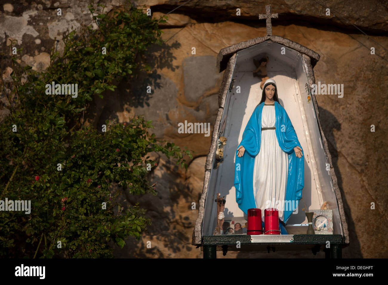 Ein Bild der Jungfrau Maria schmückt einen Altar in Puerto de Galiz oder Galis, in Jerez De La Frontera, Cádiz, Andalusien, Spanien Stockfoto
