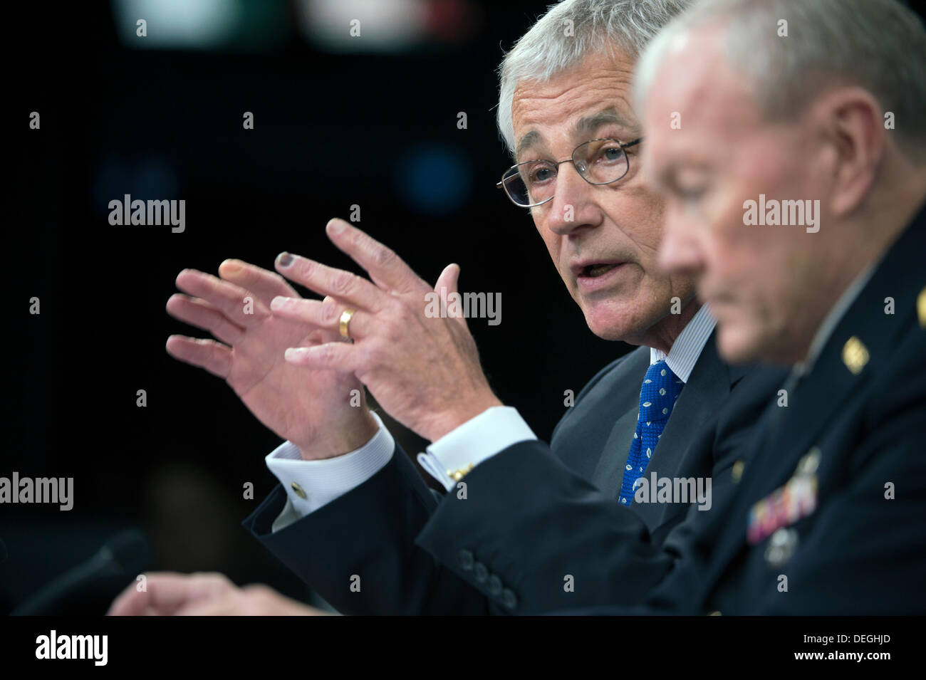 US-Verteidigungsminister Chuck Hagel und Vorsitzender der Joint Chiefs General Martin Dempsey während einer Pressekonferenz im Pentagon 18. September 2013 in Arlington, VA. Hagel anerkannt gab es einige "rote Fahnen" leicht zu erkennen, im Nachhinein über den Washington Navy Yard-Shooter aber warfen nicht beurteilen, wer Schuld war. Stockfoto