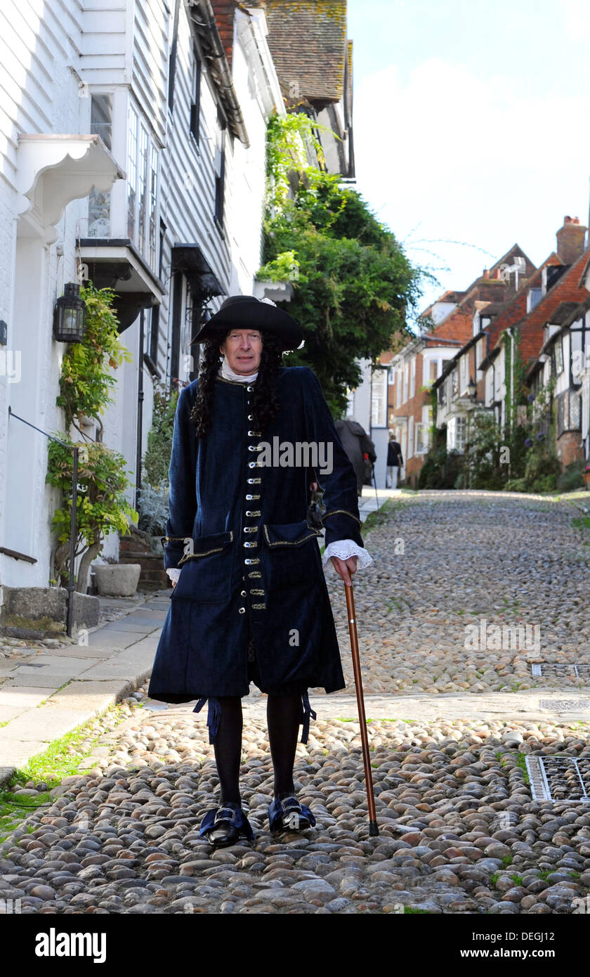 Ein Mann gekleidet in mittelalterlichen Tudor Kleidung auf Mermaid Street, Roggen, East Sussex, UK Stockfoto