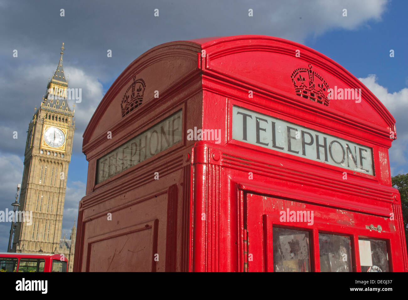 Traditionelle englische rote Telefonzelle mit Big Ben im Hintergrund, Westminster, Central London, England, UK Stockfoto