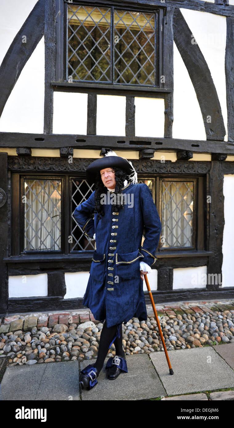 Ein Mann gekleidet in mittelalterlichen Tudor Kleidung in Rye, East Sussex, UK Stockfoto