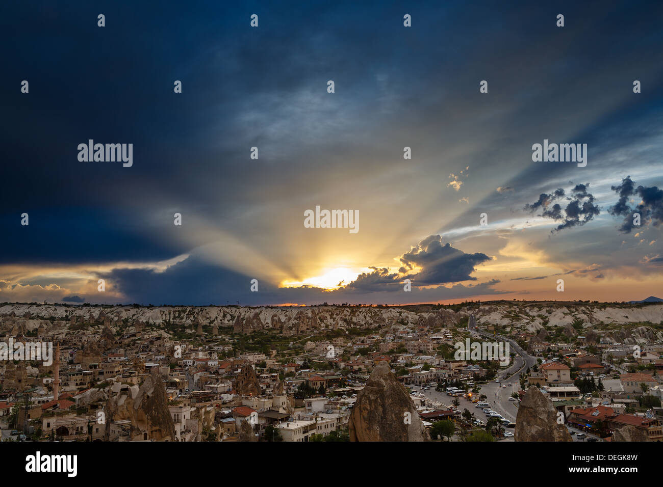 Wolken im Lichte der Sonnenuntergang über der Stadt in Bergen Stockfoto