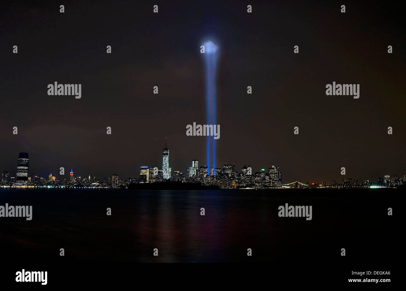 Untere Manhattan-Skyline New Yorks und der neu abgeschlossenen One World Trade Center Gebäude leuchtet durch zwei Lichtstrahlen repräsentieren den Jahrestag von 9/11 Terroranschlag 11. September 2013 in Weehawken, New Jersey. Stockfoto