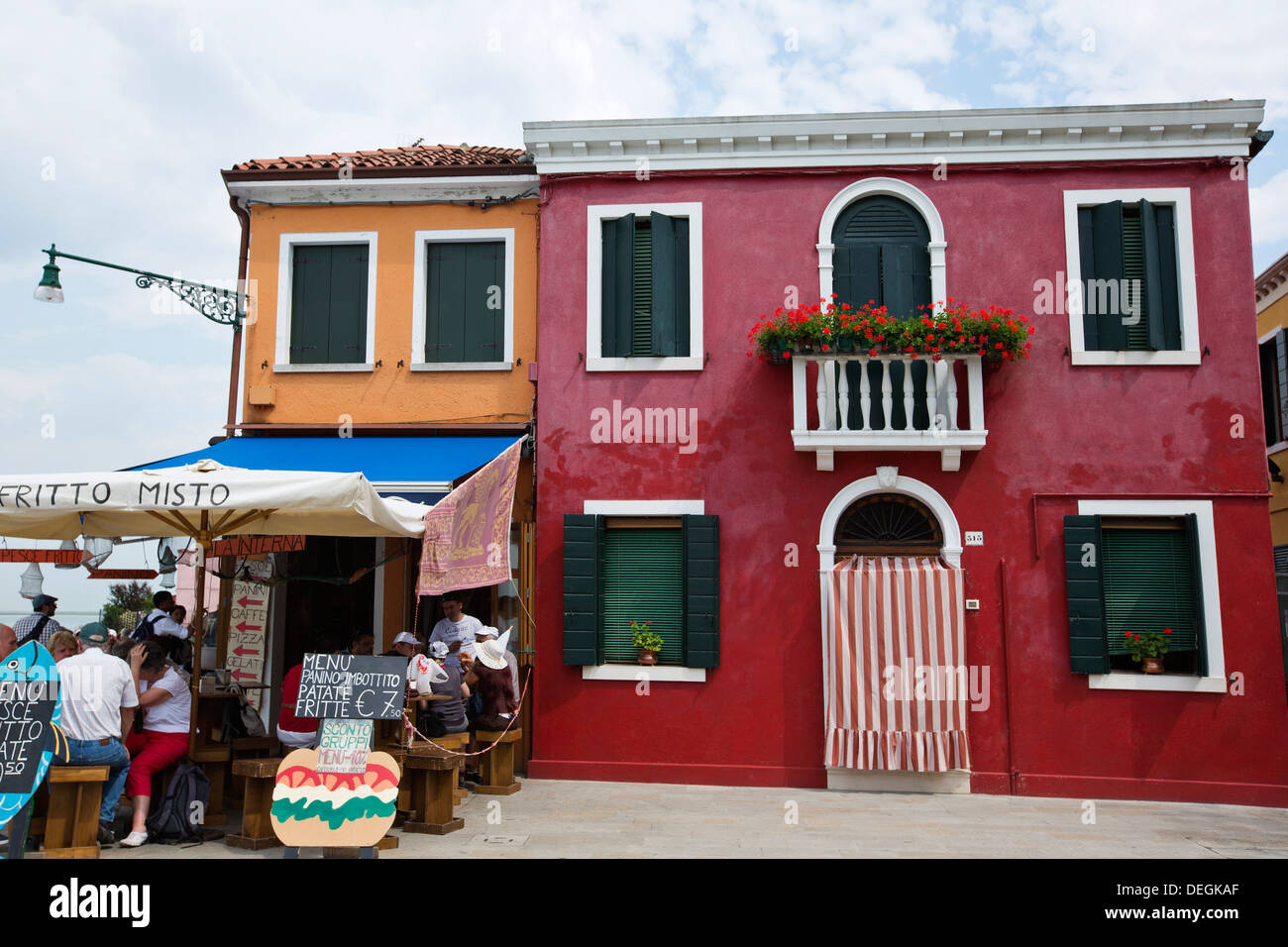 Menschen in einem Restaurant, Burano, venezianische Lagune, Venedig, Veneto, Italien Stockfoto