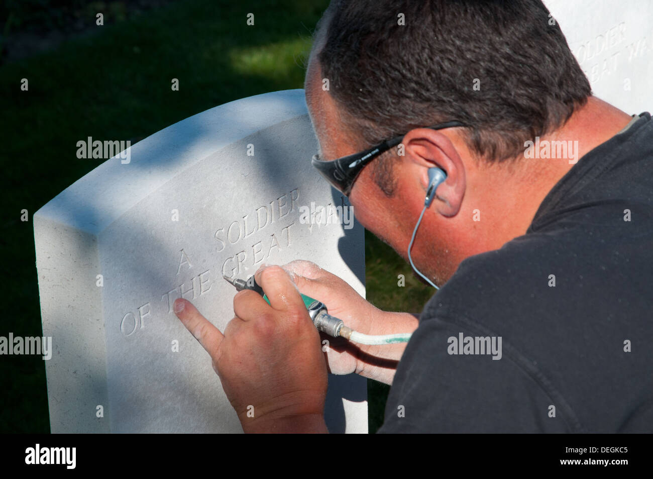Grabstein neu Gravieren in Tyne Cot britischen Soldatenfriedhof in Vorbereitung auf 2014 hundertsten Jahrestag des Ausbruchs des 1. Weltkrieges Stockfoto