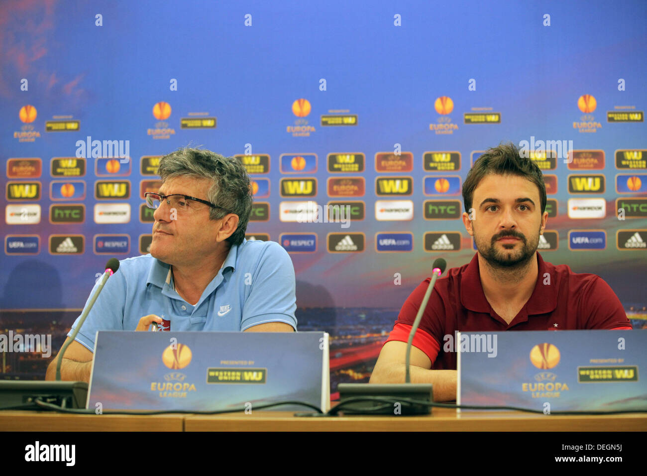 Nikosia, Zypern. 18. September 2013. Trabzonspor-Trainer Mustafa Akcay und Onur Recep Kıvrak während der Pressekonferenz vor dem Spiel für die Uefa Europa League zwischen Apollon Limassol FC und Trabzonspor in Nikosia am September 18,2013 Credit: Yiannis Kourtoglou/Alamy Live News Stockfoto