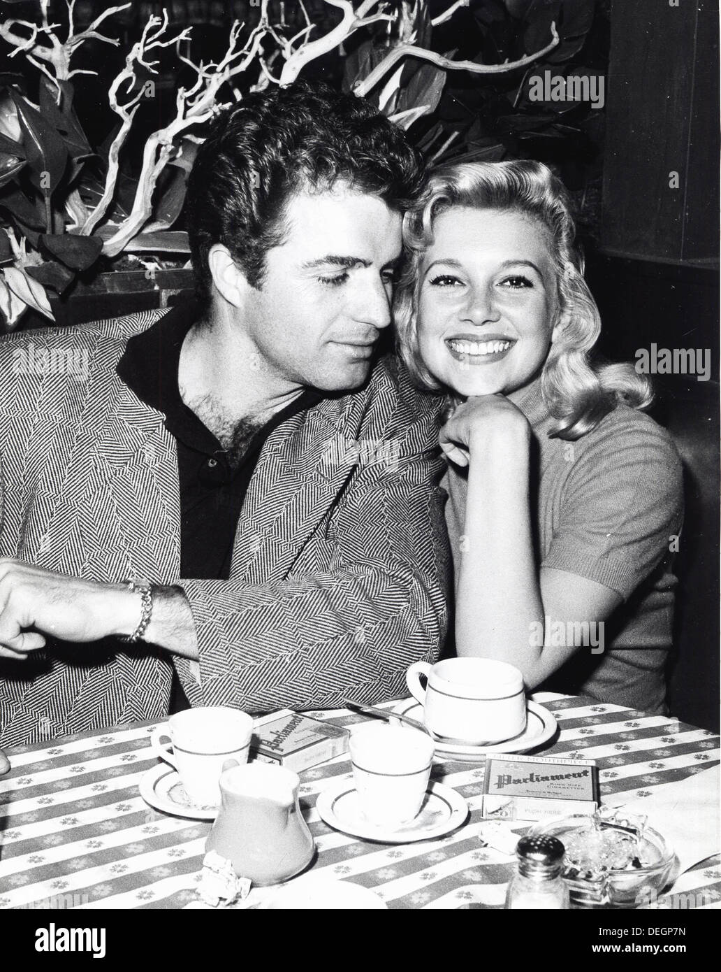 VINCE EDWARDS mit Sally Todd.hc345-11.Supplied von Fotos, inc. (Kredit-Bild: © von Globe Fotos, Inc/Globe Photos/ZUMAPRESS.com geliefert) Stockfoto