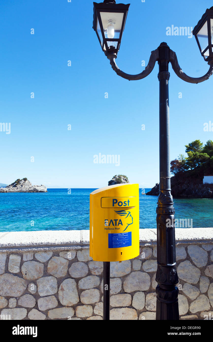 Typisch griechische Insel Griechenland Enta Briefkasten in der Nähe von  Lamp post an Küste mit Meer im Hintergrund Stockfotografie - Alamy