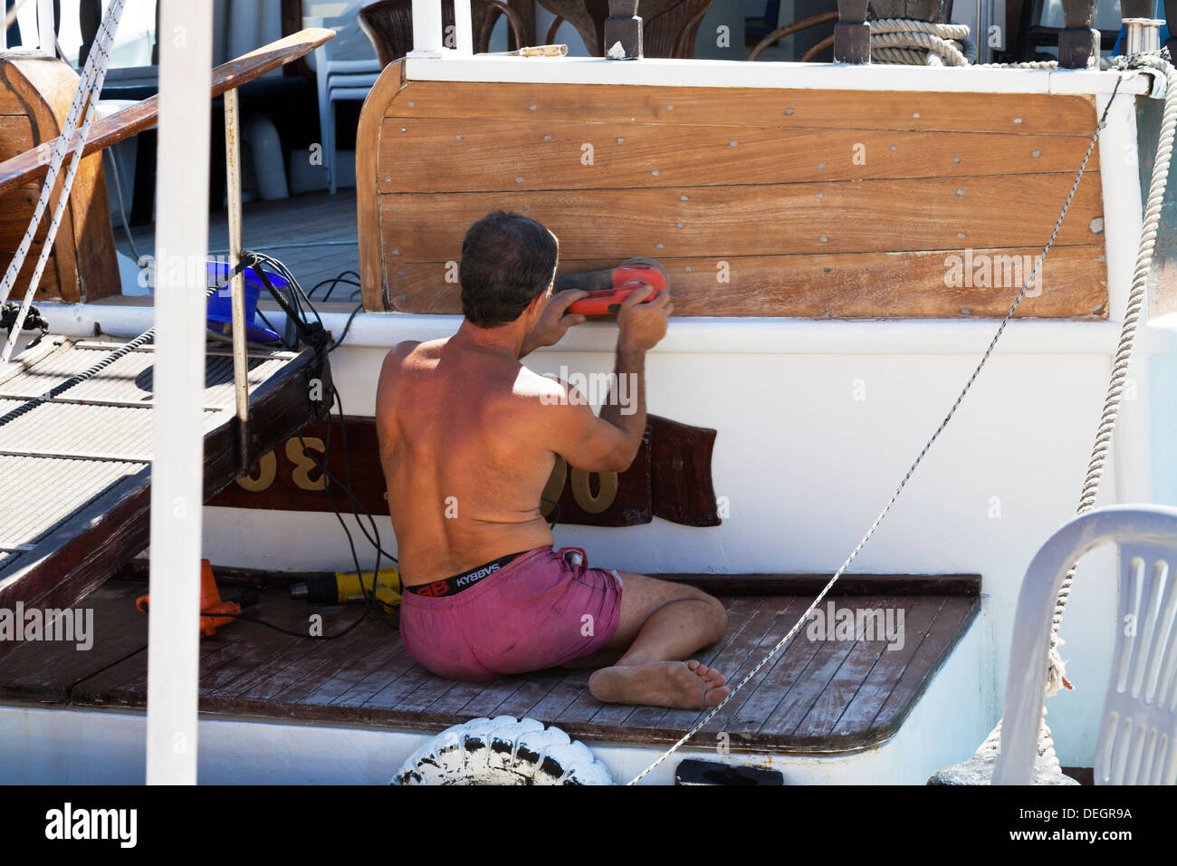 Mann Schleifen Boot Reparatur Pflege Holz Holzteil Lefkas Lefkada Griechisch Insel Griechenland Stockfoto