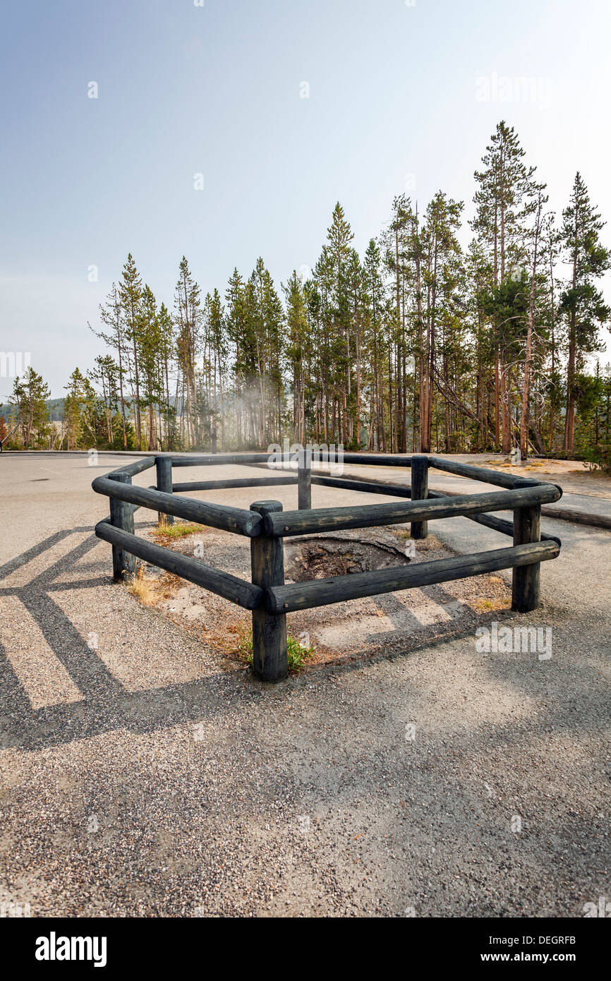 Sprudel-Geysir auf einem Parkplatz des Yellowstone National Park Stockfoto