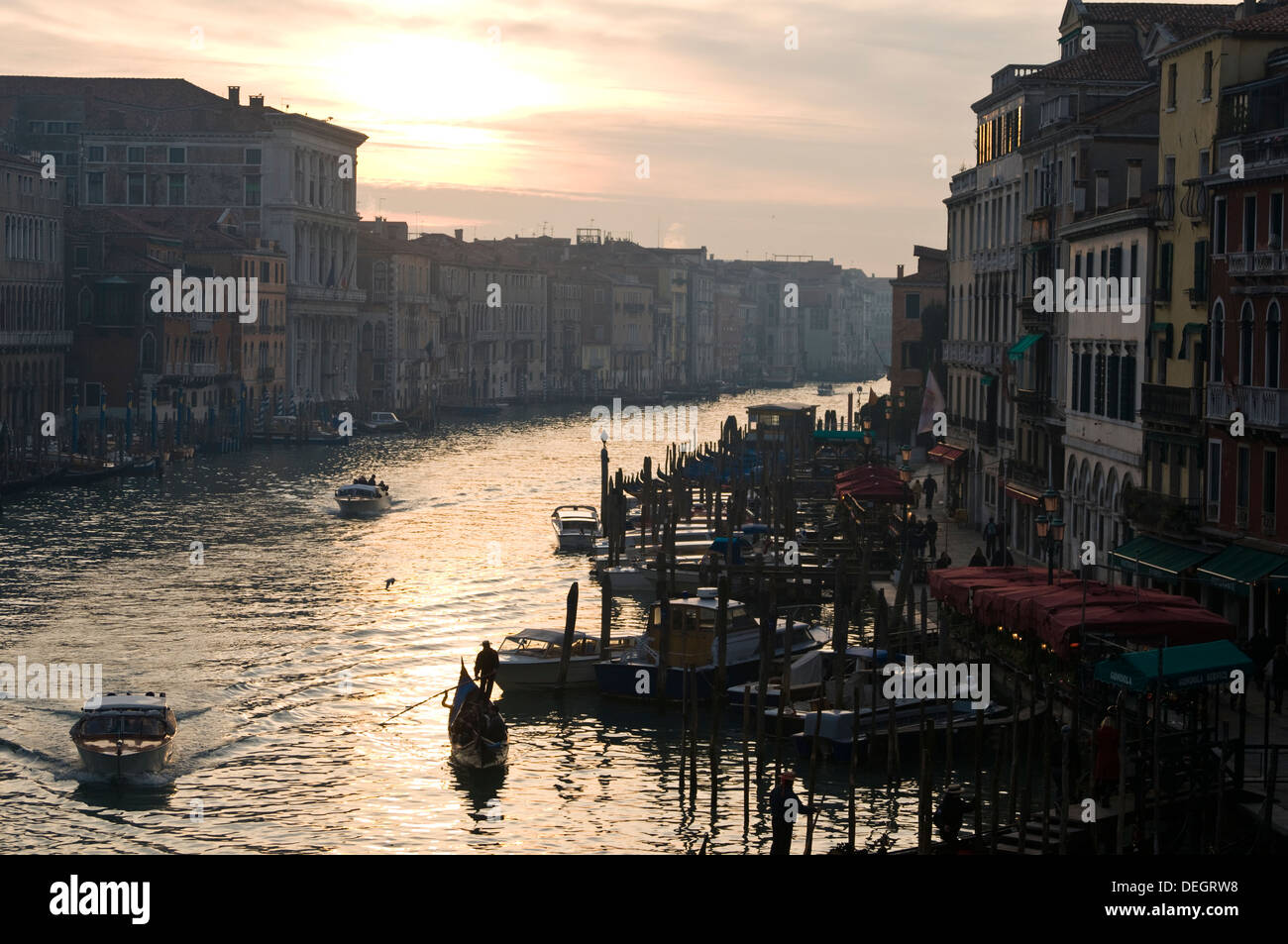 Canal Grand, Venedig, Italien. Die Gondel macht sich beim Sonnenuntergang auf den Weg durch den Grand-Kanal. Stockfoto