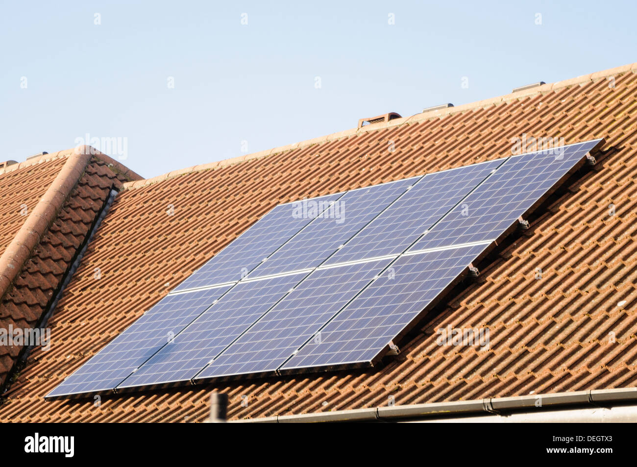 Sonnenkollektoren auf dem Dach eines Hauses Stockfoto