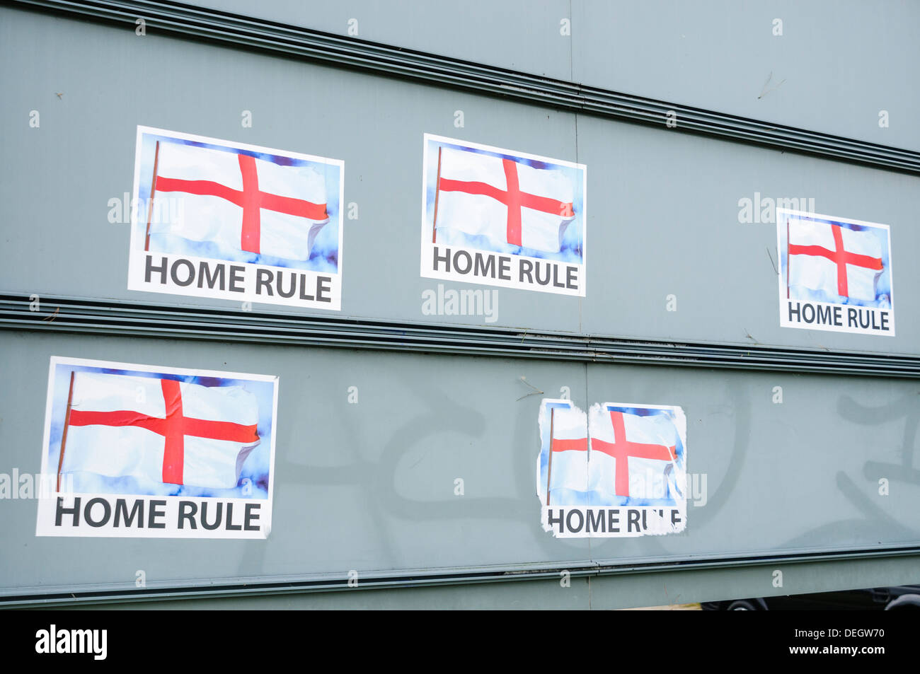 Poster an der Wand, die Forderung nach Selbstverwaltung mit der englischen Flagge eingefügt Stockfoto