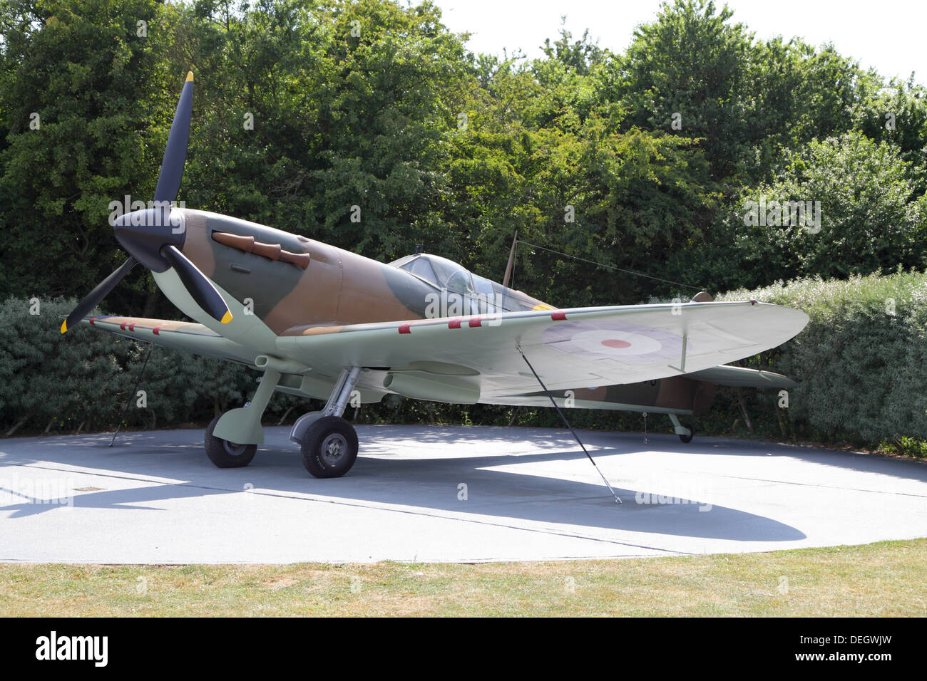 Spitfire auf Anzeige an der Nationalen Schlacht von Großbritannien Denkmal an Capel Le Ferne in Gedenken an "Die Wenigen", Kent, Großbritannien Stockfoto