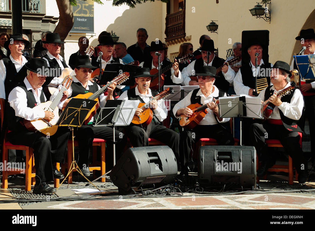 Eine typische traditionelle kanarische Band, verschiedene Saiteninstrumente Stockfoto