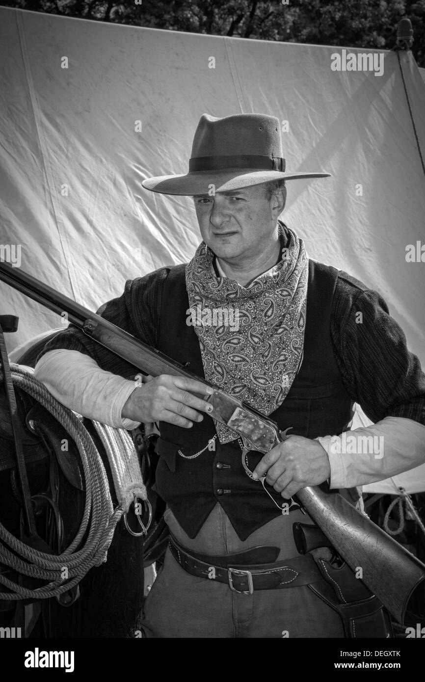 Bewaffnete Philip Twaites Cowboy, die eine Steißlage - Be single-shot, hebelbetätigte Gewehr Pistole durch die britische Armee in Ingleton's Wild West Wochenende GROSSBRITANNIEN Stockfoto