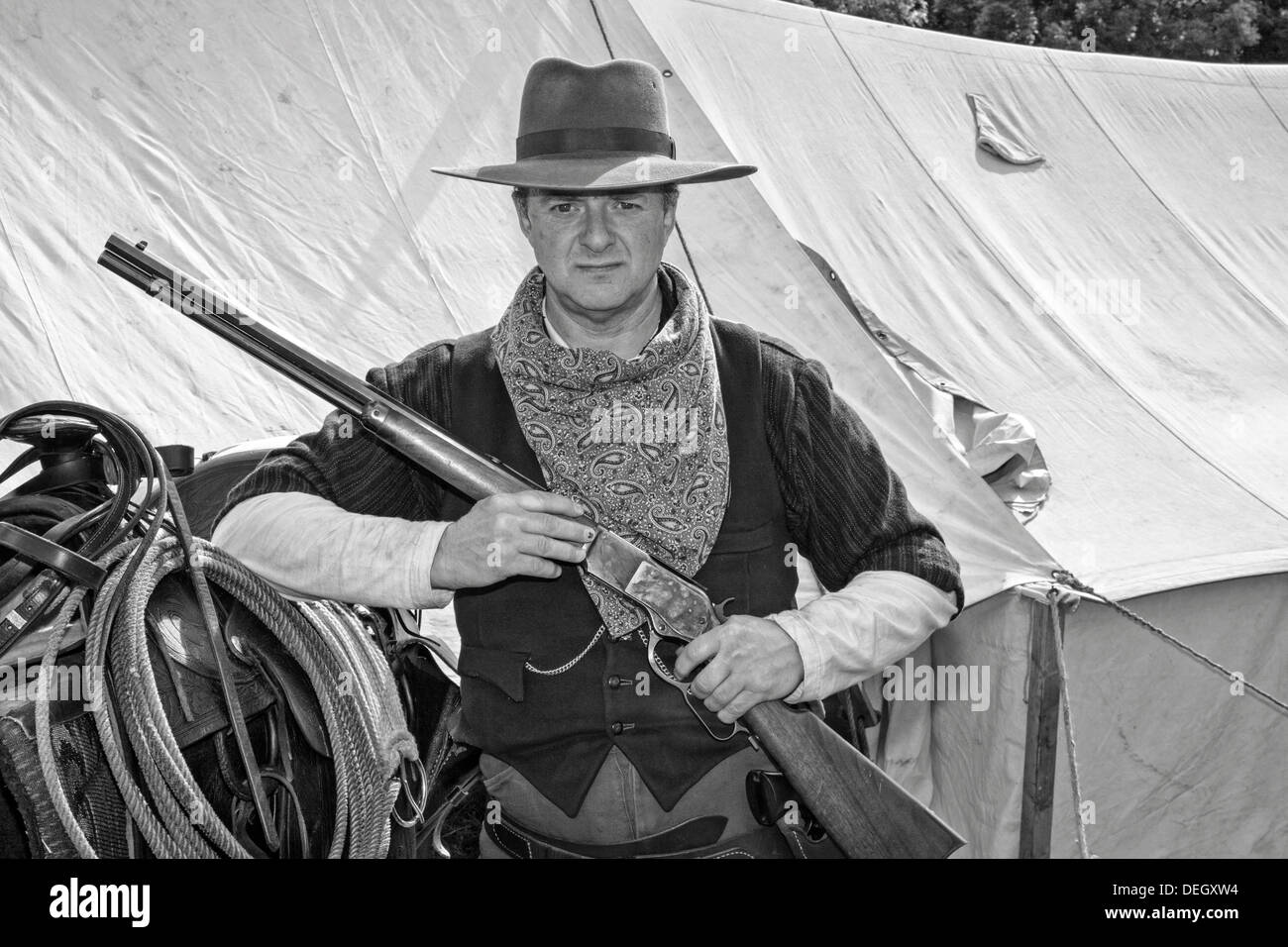 Bewaffnete Philip Twaites Cowboy, die eine Steißlage - Be single-shot, hebelbetätigte Gewehr Pistole durch die britische Armee in Ingleton's Wild West Wochenende GROSSBRITANNIEN Stockfoto