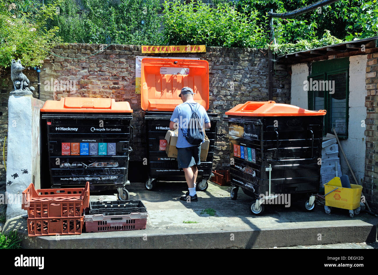 Mann mit recycling Bank am Stadtbauernhof Hackney, London, England, UK Stockfoto