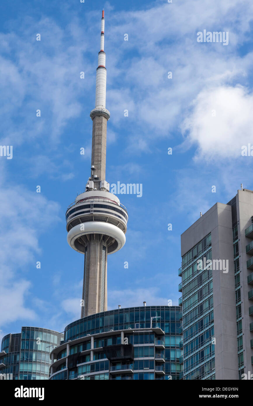 Der CN Tower, das höchste Bauwerk in Toronto, gegen einen blauen und bewölkten Himmel Stockfoto