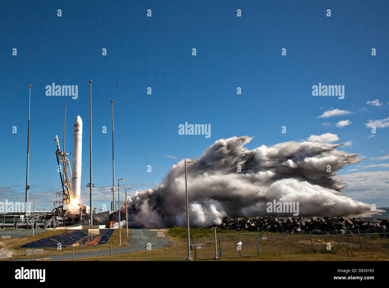 Orbital Sciences Corporation Antares mit dem Cygnus Fracht Raumschiff Raketenstarts auf dem Weg zum rendezvous mit der Raumstation aus der Mid-Atlantic Regional Spaceport Pad-0A bei der NASA Wallops Flight Facility 18. September 2013 in Wallops, Virginia. Die Raumsonde liefern etwa 1.300 Pfund Ladung an die Expedition 37-Crew. Stockfoto