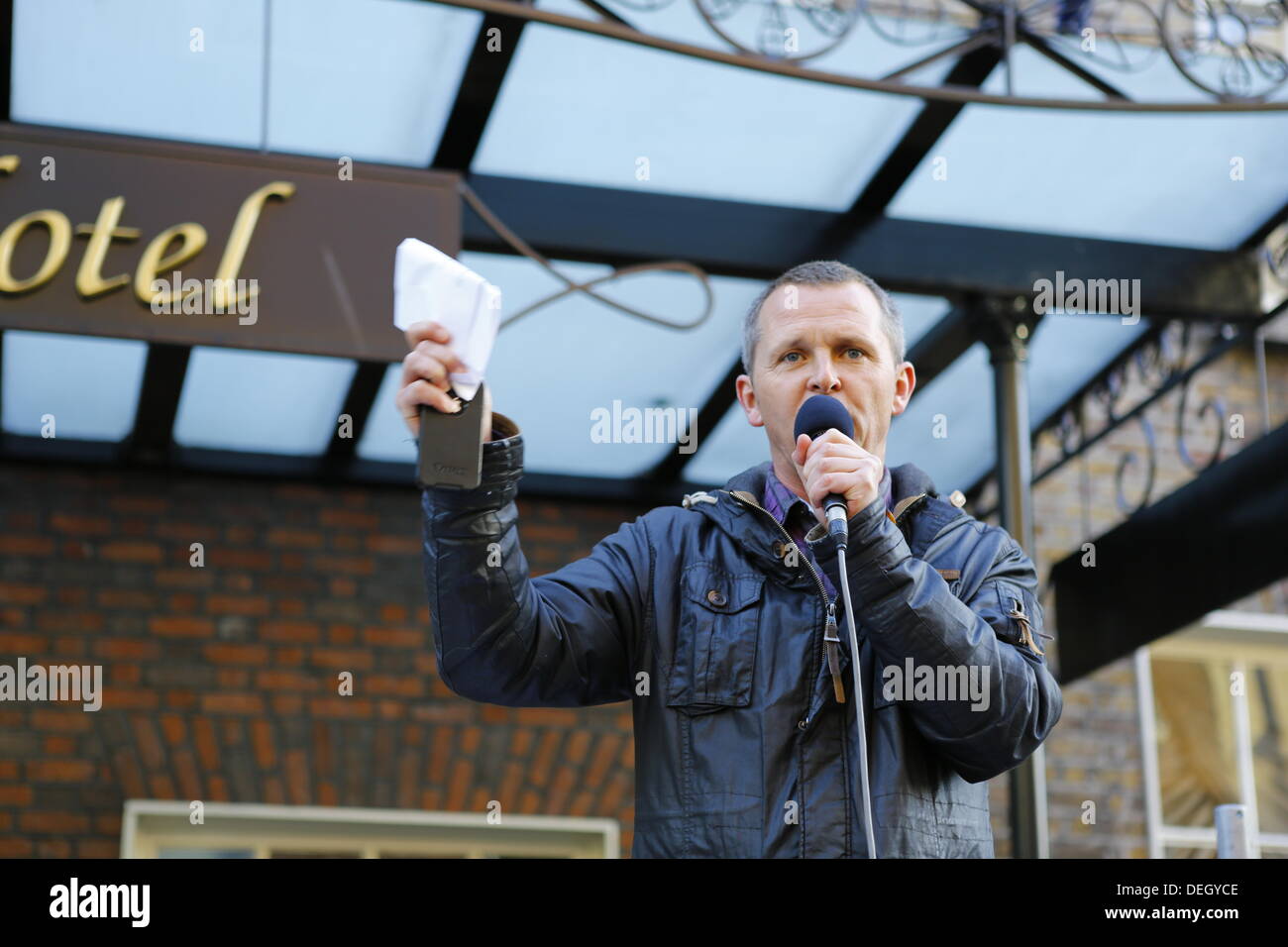 Dublin, Irland. 18. September 2013. Vereinigte Linke Allianz TD (Member Of Parliament) Richard Boyd Barrett richtet sich den Protest. Demonstranten halten eine Volksversammlung außerhalb der Dail (Irisches Parlament), um Sparmaßnahmen in kleineren Gruppen zu diskutieren. Die Versammlung war Teil eines Tages der Proteste mit der Rückkehr der TDS (Mitglieder des Parlaments) aus ihrer Sommerpause zusammenfallen. Bildnachweis: Michael Debets/Alamy Live-Nachrichten Stockfoto