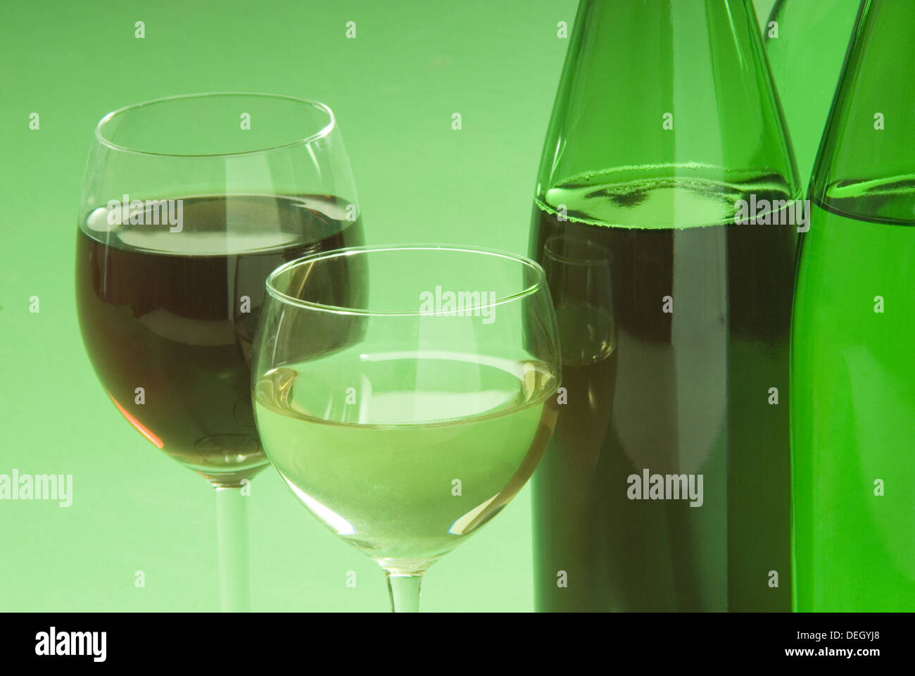 Flaschen und Gläser Stockfoto