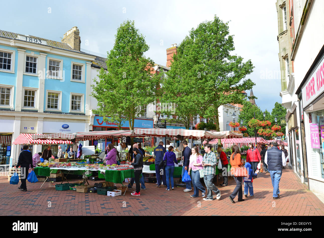 Samstag Markt, Marktplatz, Rugby, Warwickshire, England, Vereinigtes Königreich Stockfoto