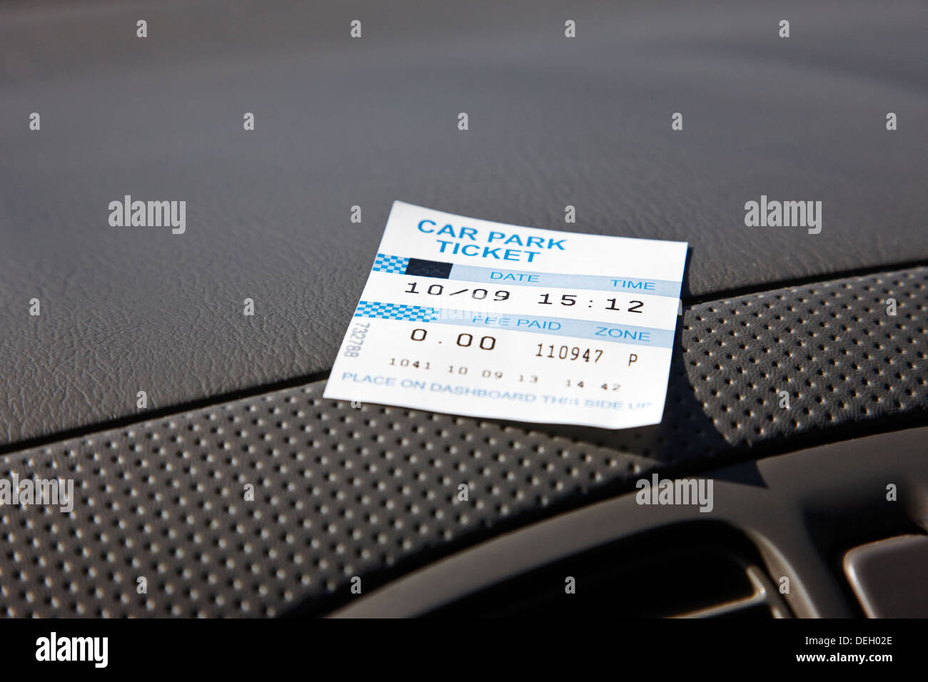 privater Parkplatz-Ticket auf Show am Armaturenbrett links Stockfoto