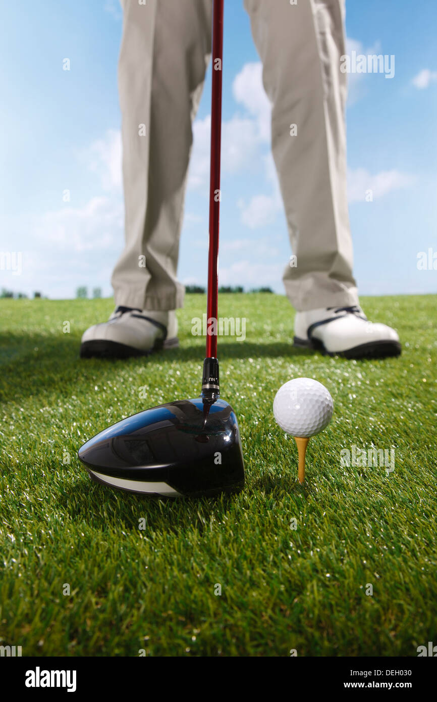 Golfspieler, Abschlag um Ball Stockfoto