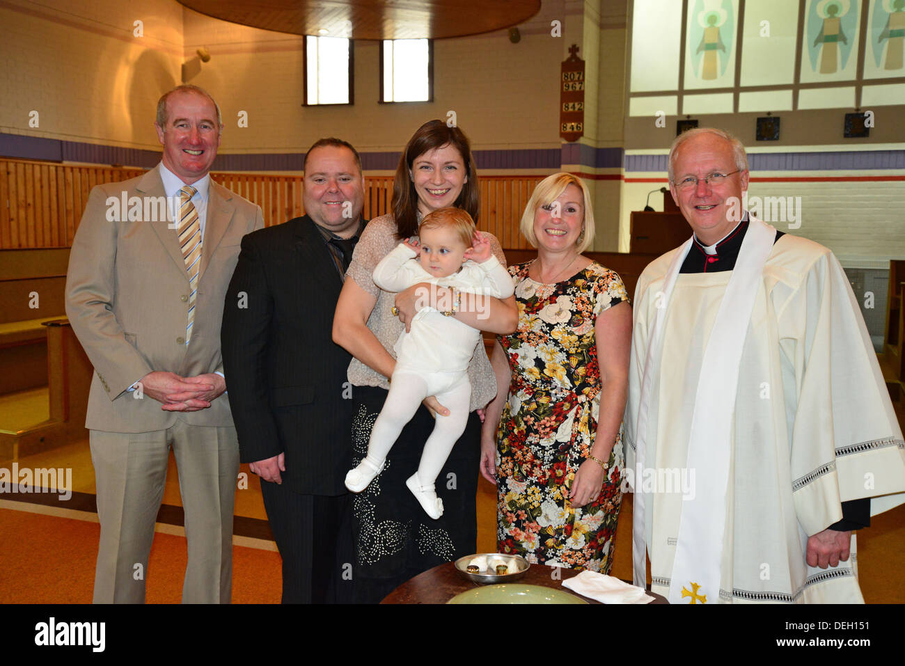 Familie Taufe in St. Augustiner Roman Catholic Church, Daventry, Northamptonshire, England, Vereinigtes Königreich Stockfoto