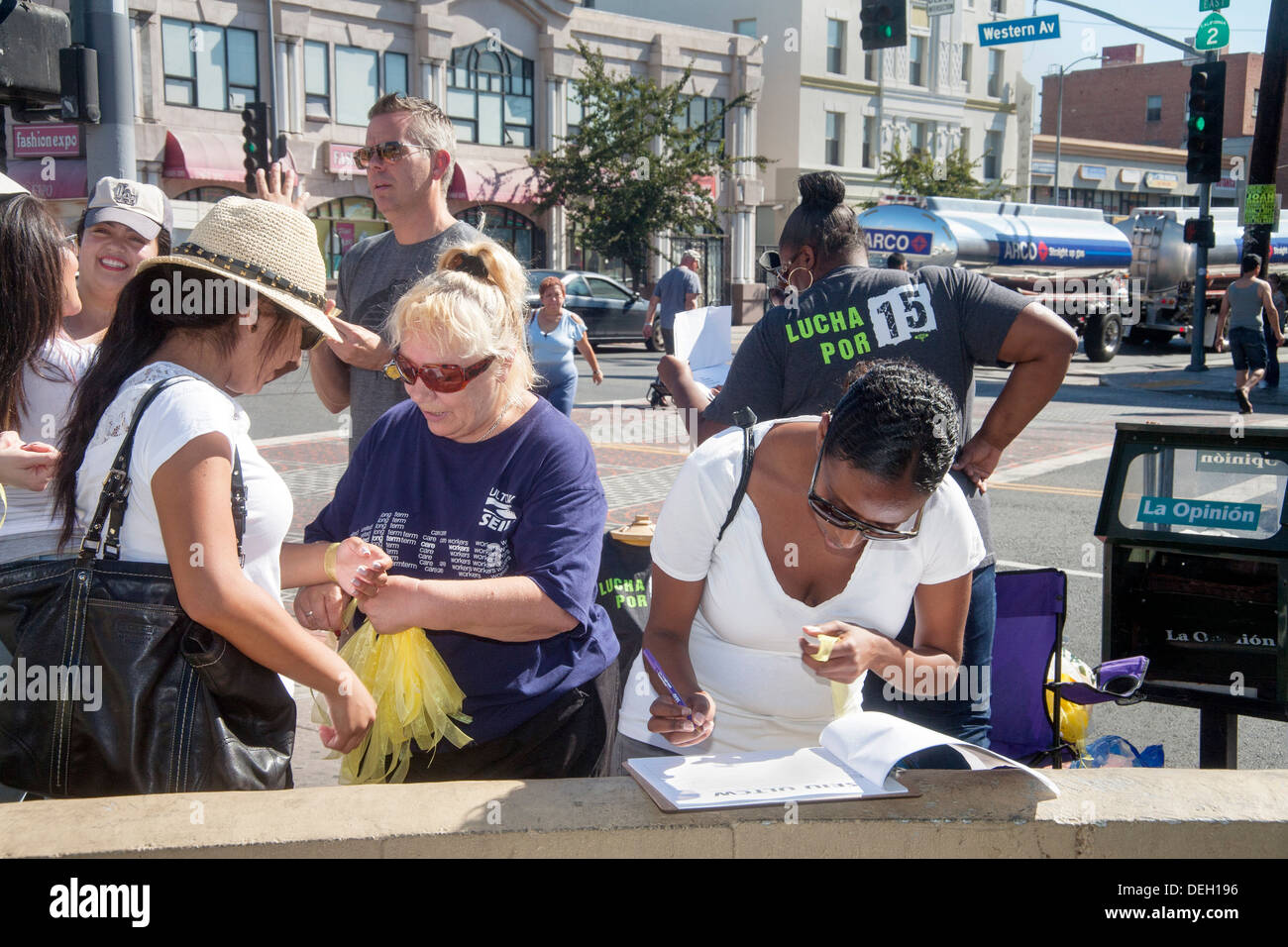 Fast-Food-Mitarbeiter melden Sie sich bei Service Employees International Union Kapitel 771 in Los Angeles während einer Demonstration. Stockfoto