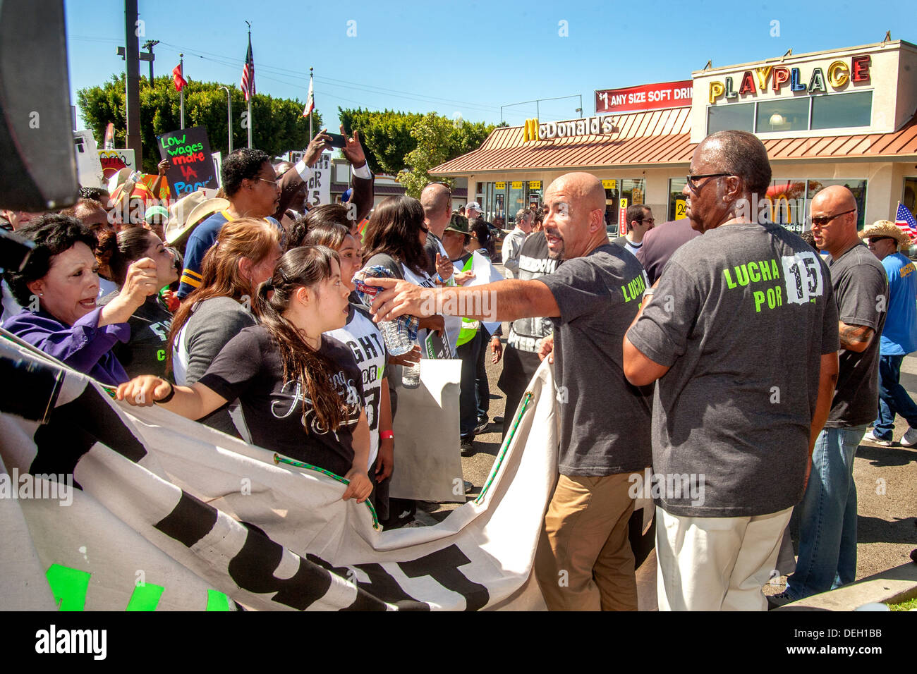 Fast-Food-Arbeiter versammeln, um ihre niedrige Mindestlöhne zu protestieren und fordern eine $15 pro Stunde Lohn vor ein McDonalds-Restaurant. Stockfoto