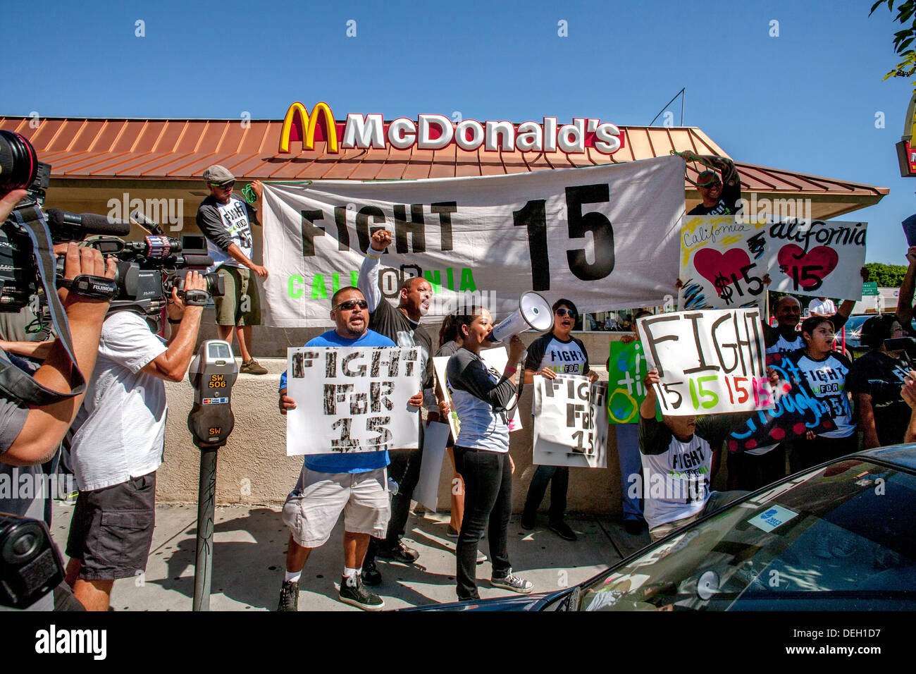 Fast-Food-Arbeiter versammeln, um ihre niedrige Mindestlöhne zu protestieren und fordern eine $15 pro Stunde Lohn vor ein McDonalds restaurant Stockfoto