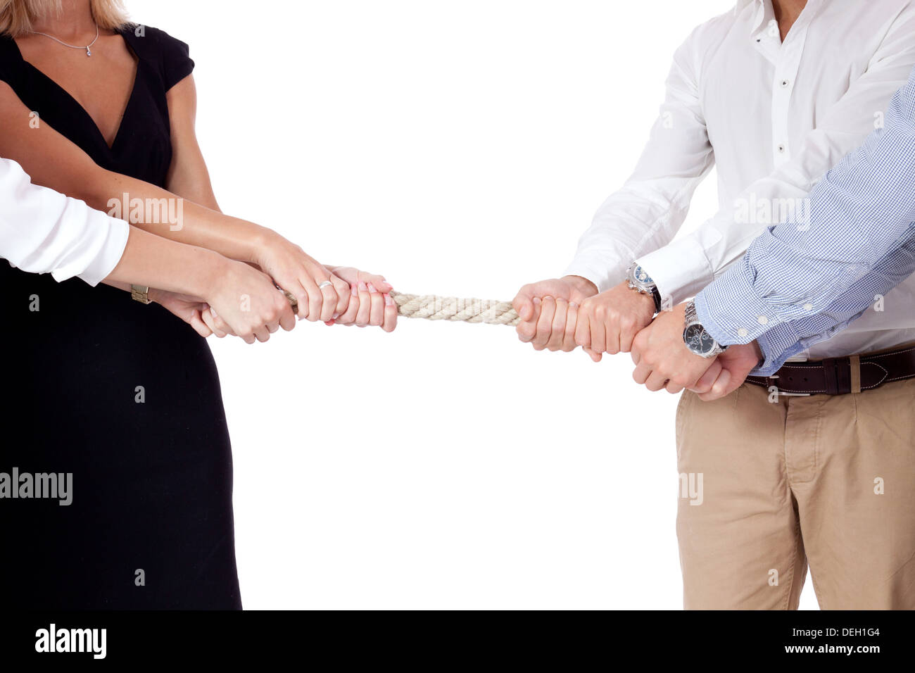 Business-Frau gegen Geschäftsmann ziehen Seil isoliert auf weiss Stockfoto