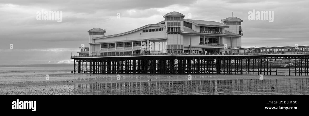 Beach und Grand Pier, Weston-Super-Mare, Somerset, England, Vereinigtes Königreich Stockfoto