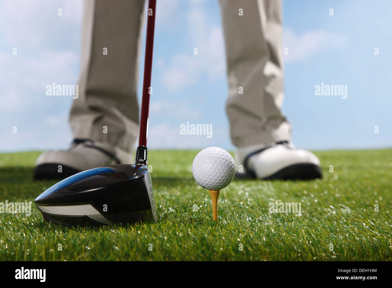 Golfspieler, Abschlag um Ball Stockfoto