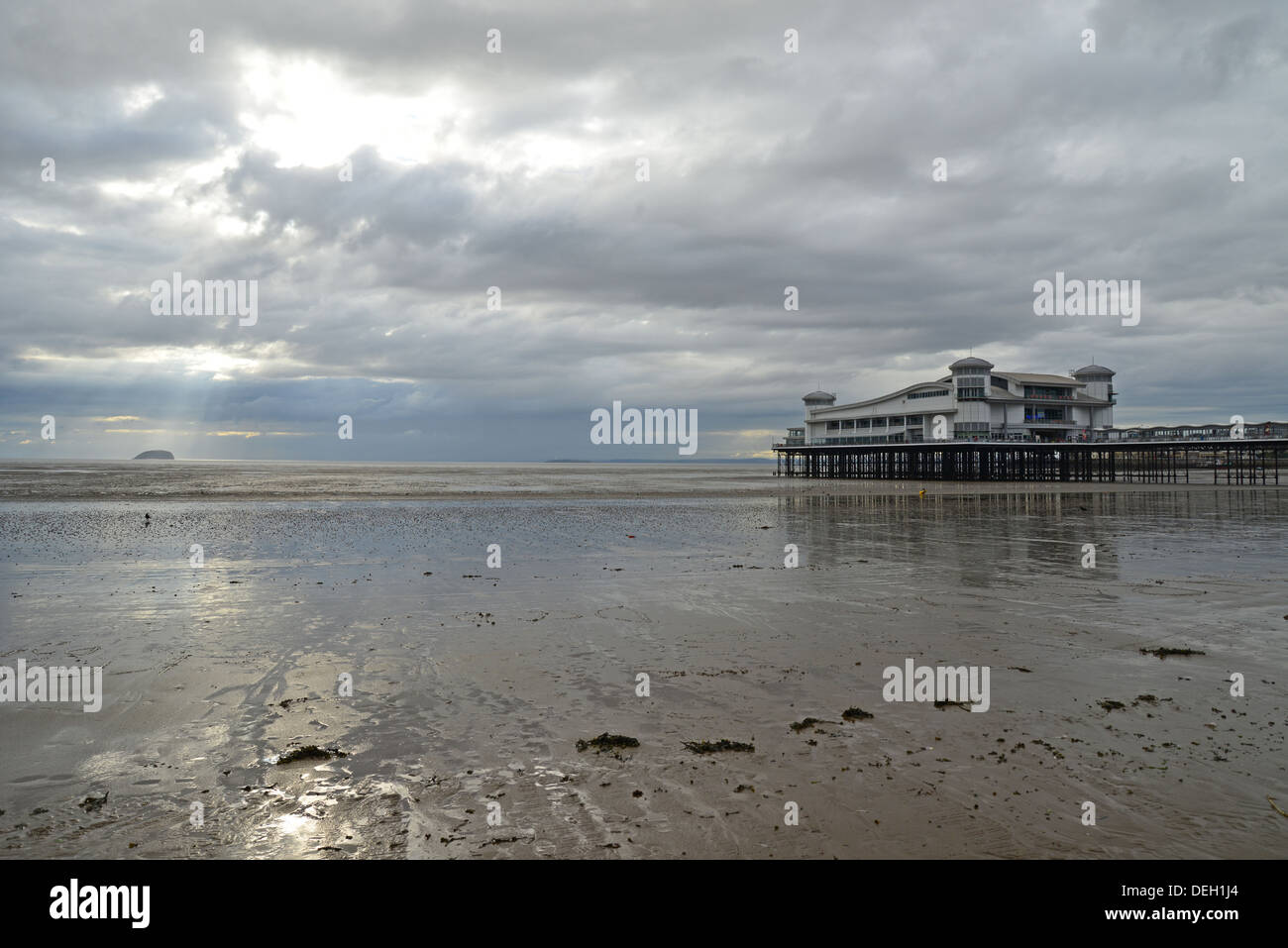 Beach und Grand Pier, Weston-Super-Mare, Somerset, England, Vereinigtes Königreich Stockfoto