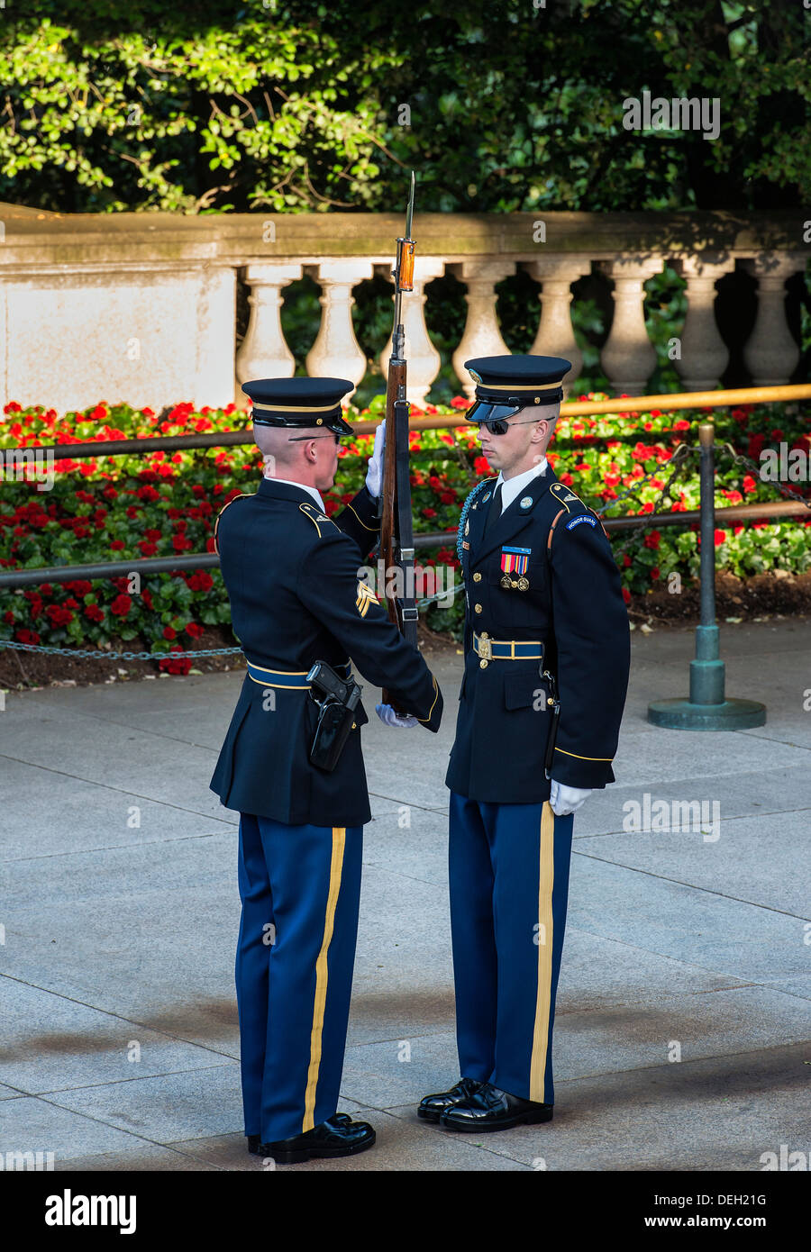 Bewachten Grab des unbekannten Soldaten, Friedhof von Arlington, Virginia, USA Stockfoto