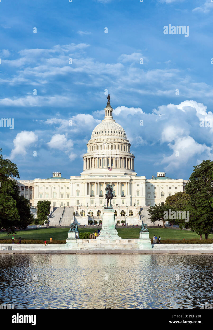 Widerspiegelnder Teich, Ulysses S. Grant Memorial und US Capitol Building, Washington D.C., USA Stockfoto