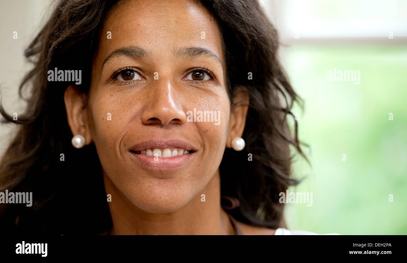 Autor Jennifer Teege posiert in Hamburg, Deutschland, 2. September 2013. Sie präsentiert ihr Buch "Amon - Mein Grossvater Haette mich Erschossen" über KZ-Kommandant Amon Göth. Foto: SVEN HOPPE Stockfoto