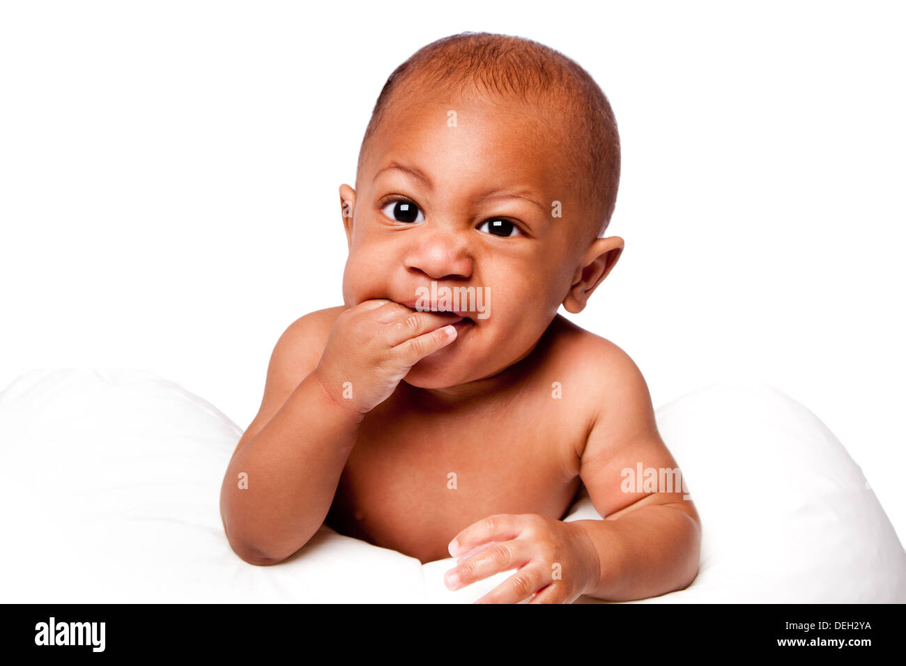Gesicht der schönen niedlichen Zahnen Baby Finger mit lustigen Ausdruck auf weißem beißen. Stockfoto