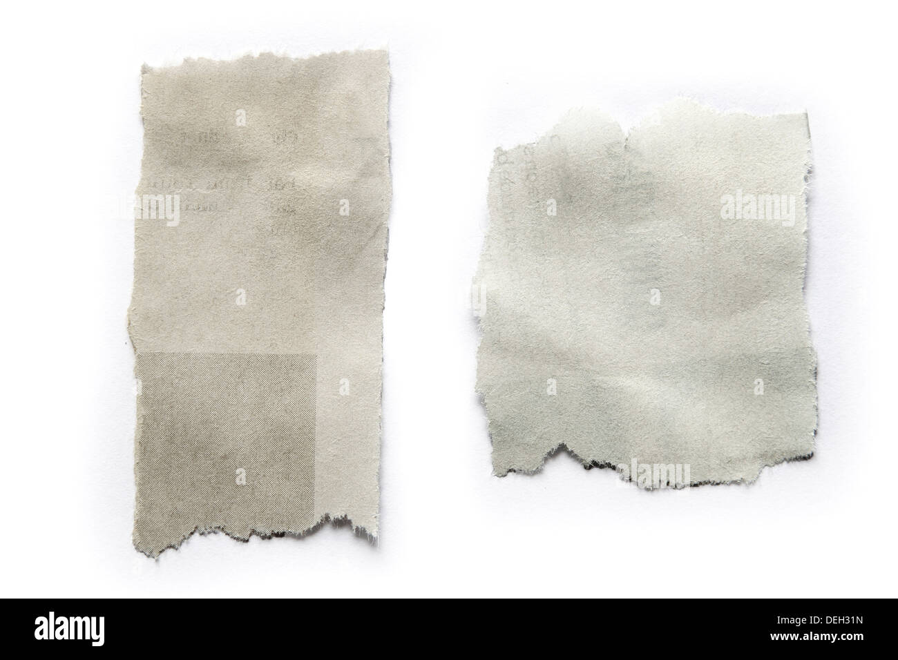 Stück zerrissenes Papier auf einfarbigen Hintergrund. Textfreiraum Stockfoto
