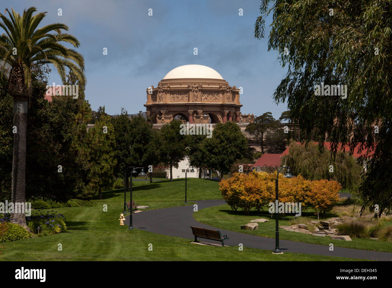 Palast der schönen Künste Kuppel von Lucas Film Digital Art Center, San Francisco, Kalifornien betrachtet. Stockfoto
