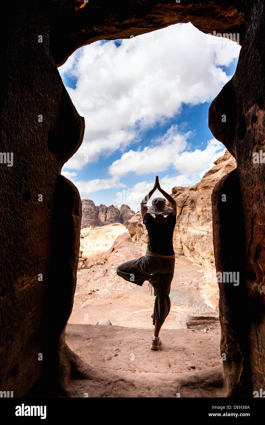Yoga in Petra, Jordanien Stockfoto