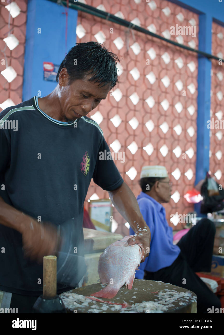 Skalierung von frischem Fisch auf dem Markt, Labuan, Malaysia Stockfoto