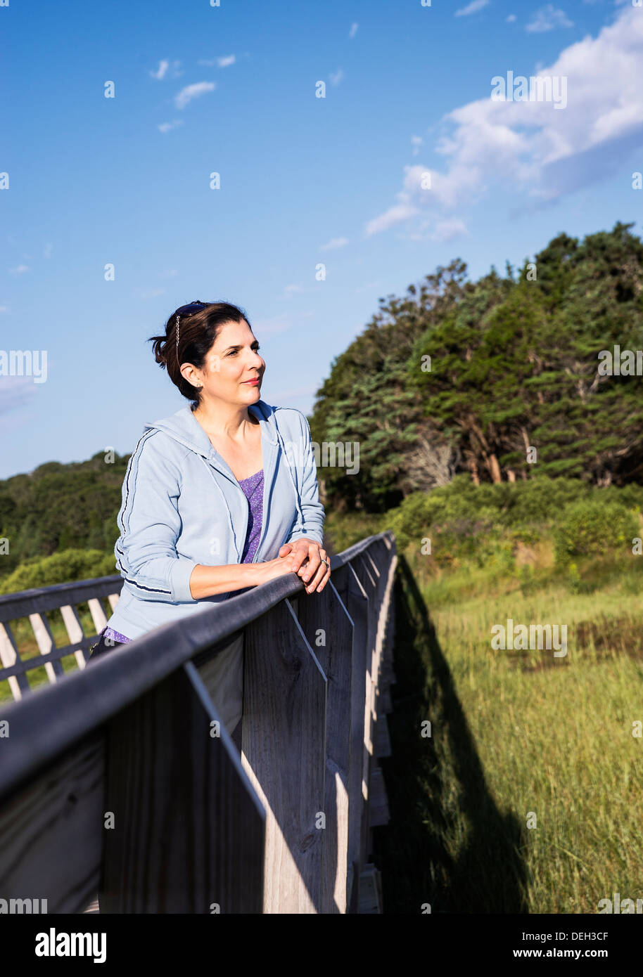 Frau genießt die Salzwiesen Viw aus eine Brücke, Stockfoto