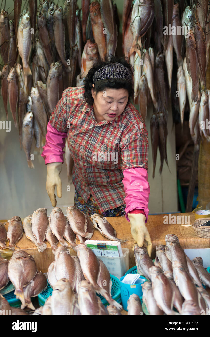 Ein Fisch Verkäufer bei Busan Jagalchi Fischmarkt. Südkorea Stockfoto