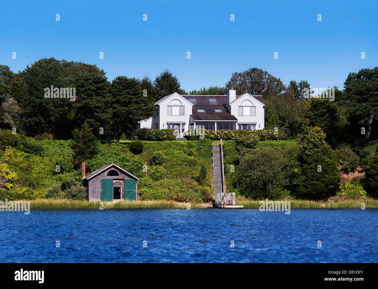 Abgelegenen Haus mit Blick auf die Küstengewässer von Cape Cod, Massachusetts, USA Stockfoto